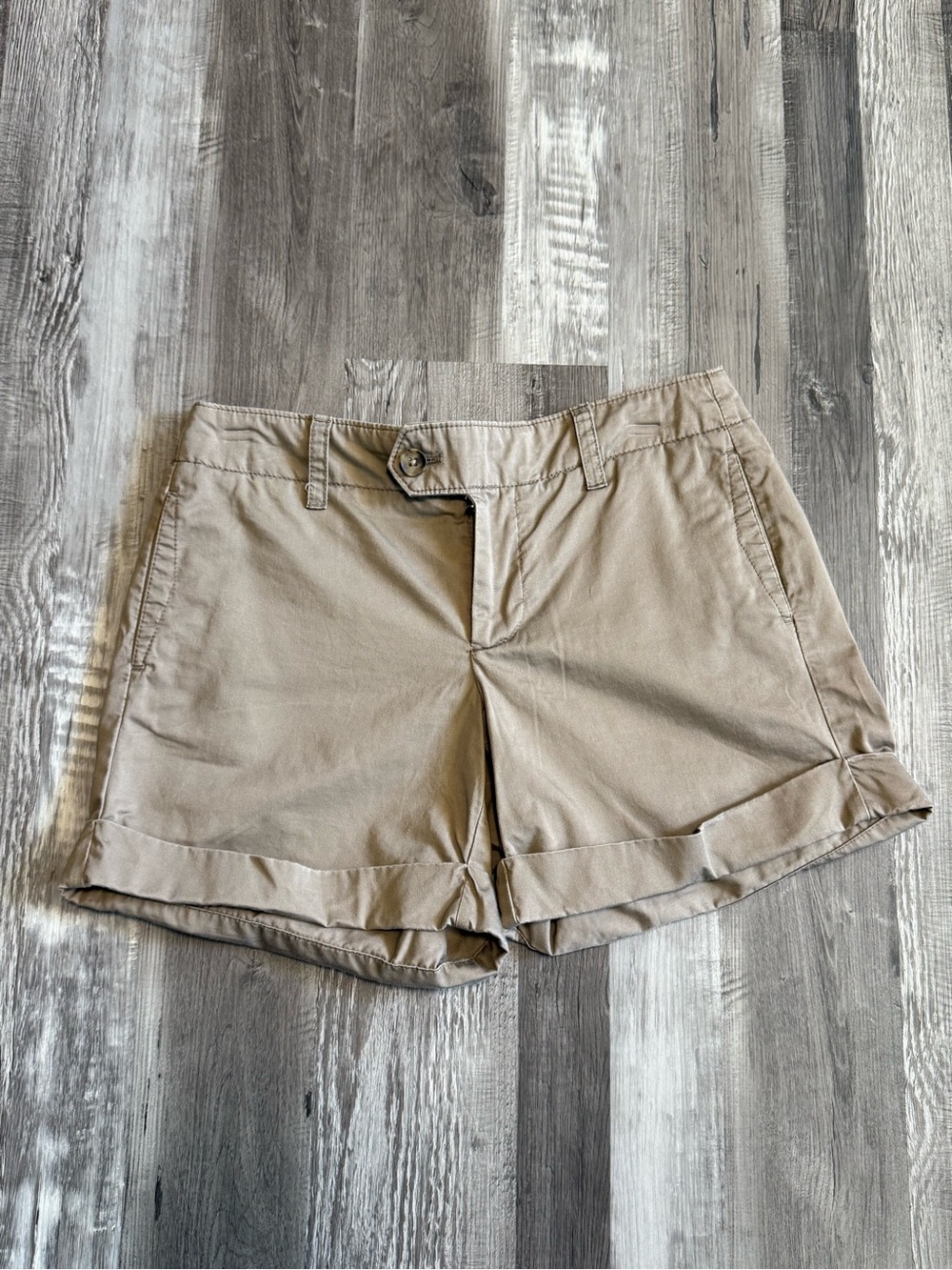 GAP size 2 Classic Women's Khaki Roll-Cuff Shorts